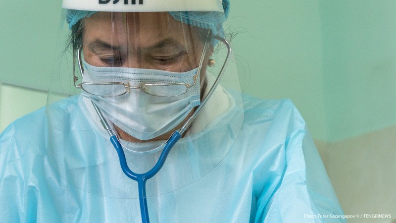 Названа средняя зарплата врачей в Казахстане