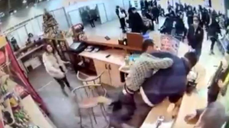 Драку бармена и пассажира в алматинском аэропорту сняли на видео 