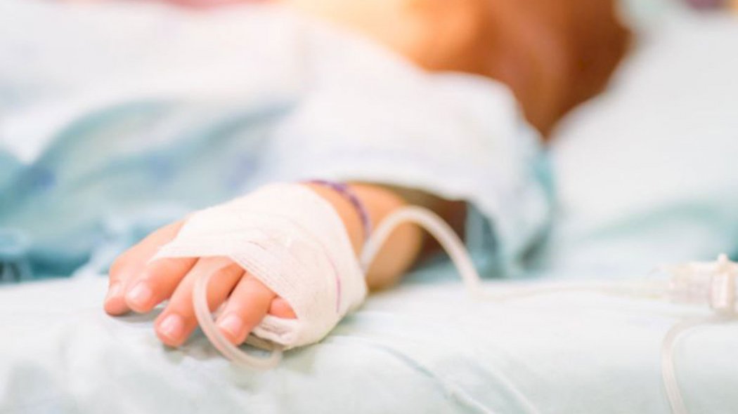 Ребенок получил тяжелые травмы после удара током в ВКО