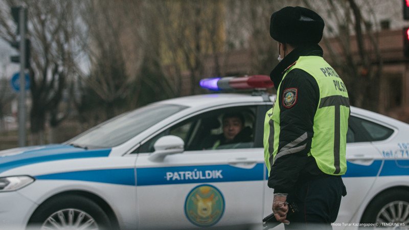 Пьяная девушка обматерила полицейских в Атырау