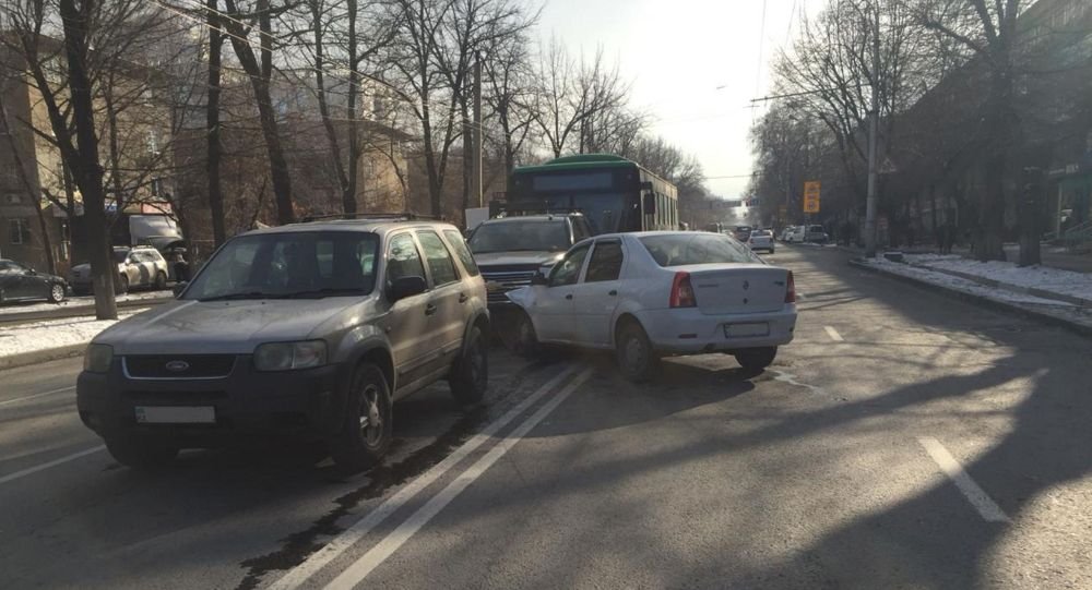 Два человека пострадали в результате массового ДТП в Алматы