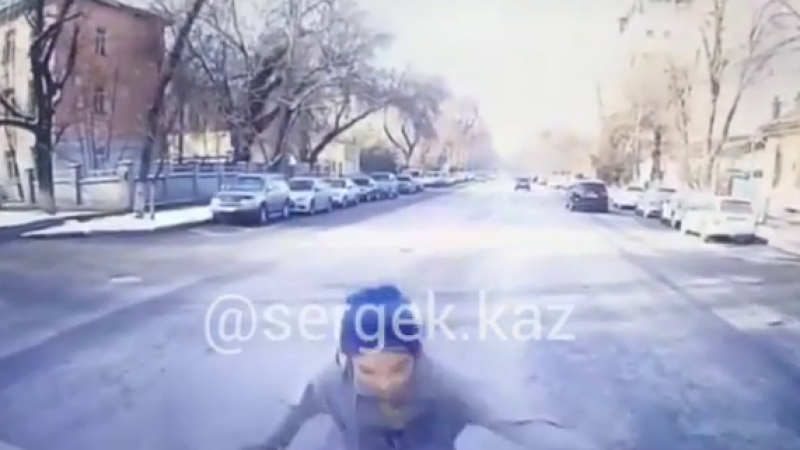 Мужчина бросился под скорую в Алматы: врачи прокомментировали инцидент