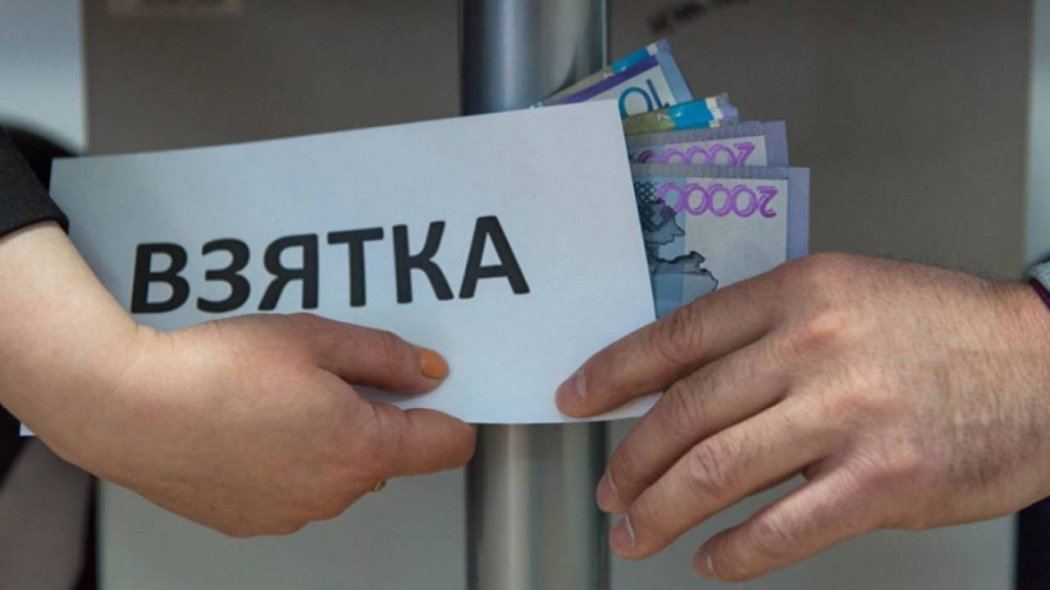 Полицейского осудили за взятку в 26 тысяч долларов в Алматы