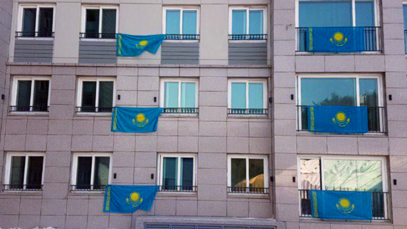 Казахстанцам разрешили размещать на балконах государственный флаг