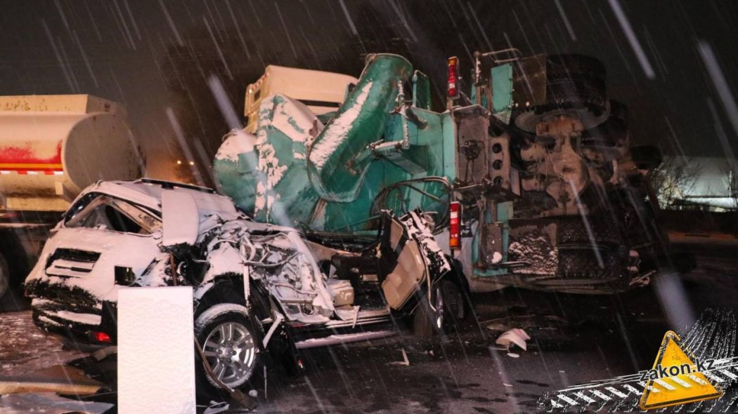 Бетономешалка упала на Toyota близ Алматы: погибли два человека