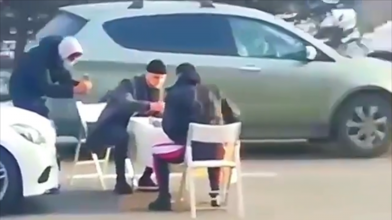 Алматыда жол бойында шахмат ойнаған пранкерлердің видеосы тарады