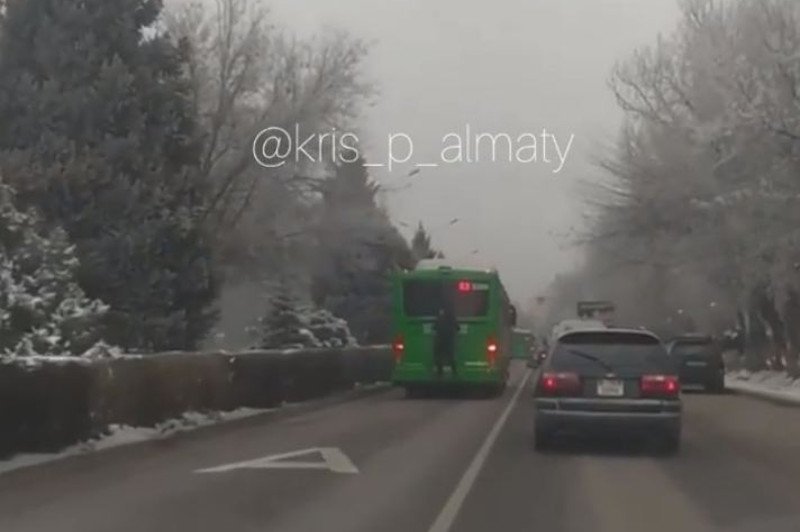 Алматы полициясы автобустың артына жабысып алған экстремалды іздеп жатыр