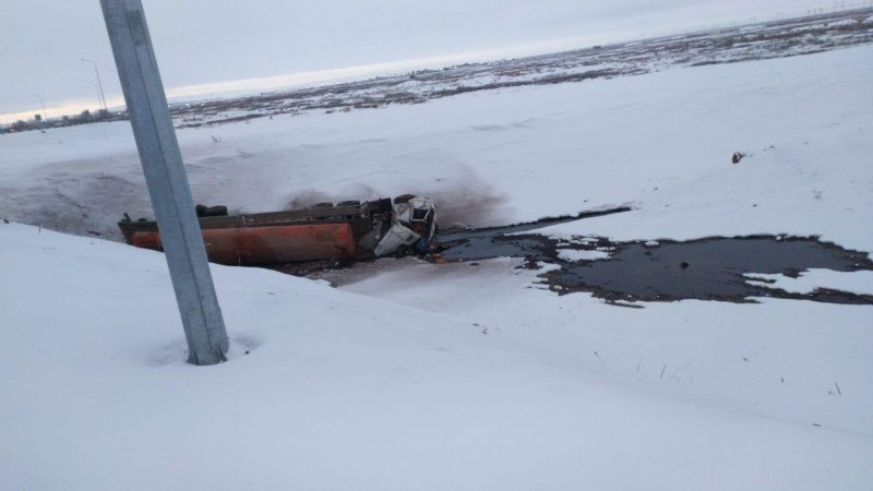 Грузовик с серной кислотой опрокинулся в Карагандинской области