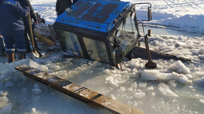 Трактор провалился под лед в Караганде