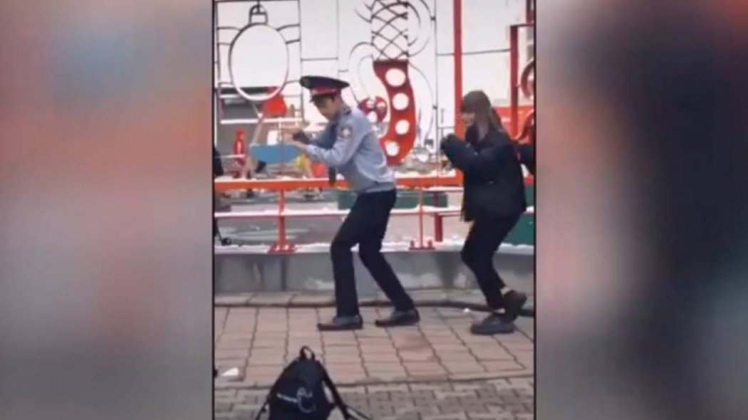 Алматинского блогера оштрафовали за танец в полицейской форме 