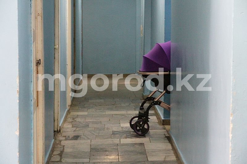 Женщина бросила малолетних детей на съемной квартире в Атырау