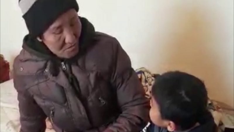 Найдена мать мальчика, который остался один на трассе в Алматинской области 