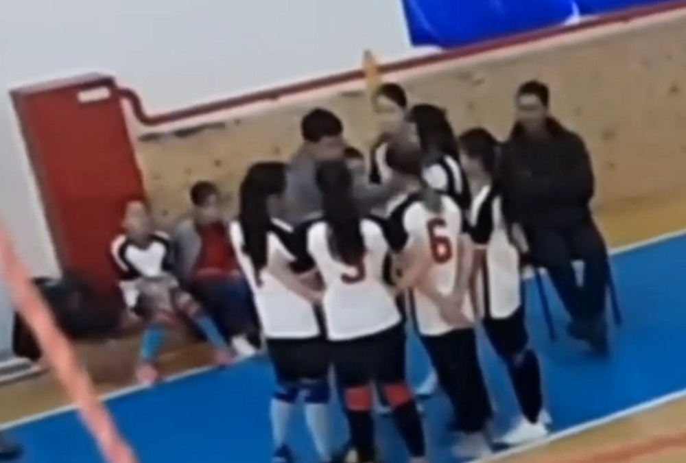 Бил по лицу: тренера женской команды по волейболу уволили в Жанаозене 