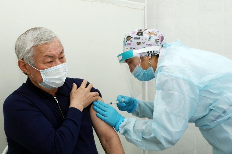 Бердібек Сапарбаевқа коронавирусқа қарсы қазақстандық вакцина салынды