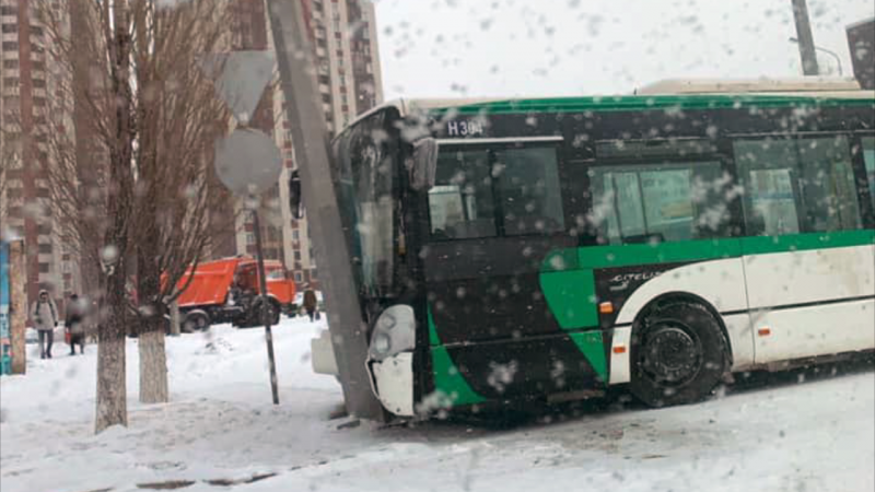 Автобус с пассажирами попал в ДТП в Нур-Султане