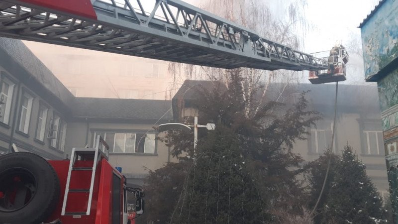В Алматы загорелось здание Центральной клинической больницы Управления делами Президента