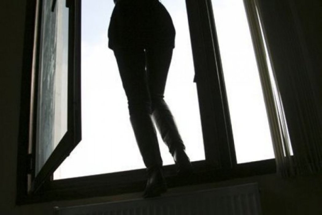 16-летняя девушка спрыгнула с третьего этажа после семейной ссоры в ВКО