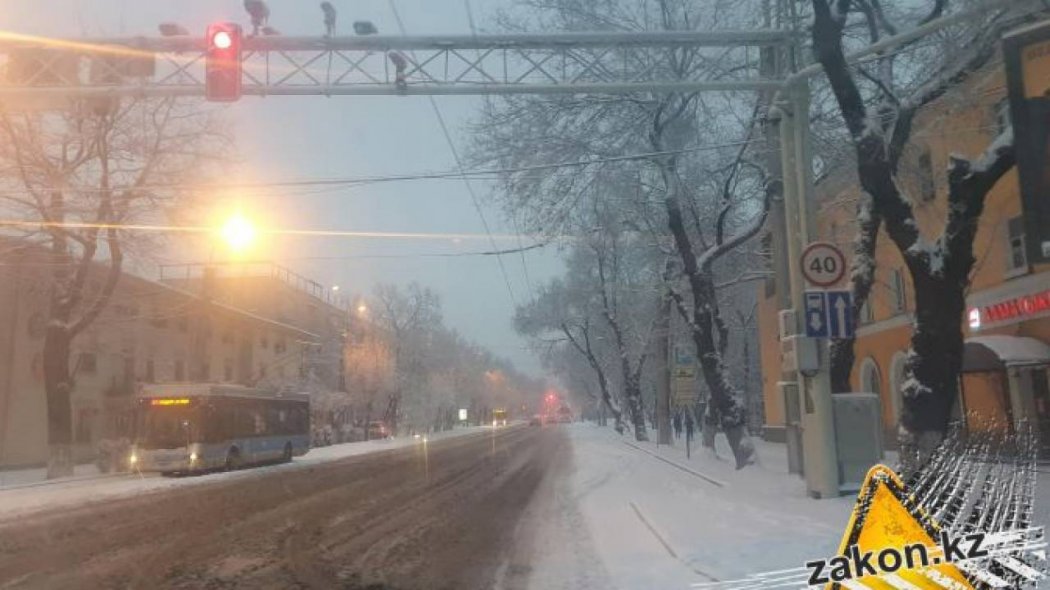 70 ДТП произошло в Алматы из-за сильного снегопада