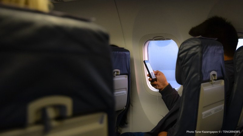 Иностранца наказали за курение в самолете "Эйр Астаны"