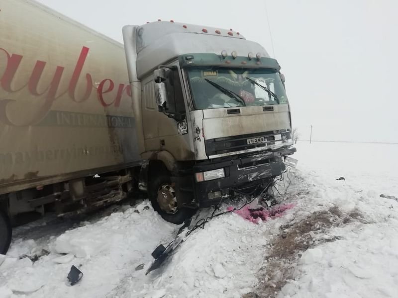 Пассажир большегруза погиб в аварии на трассе в ЗКО