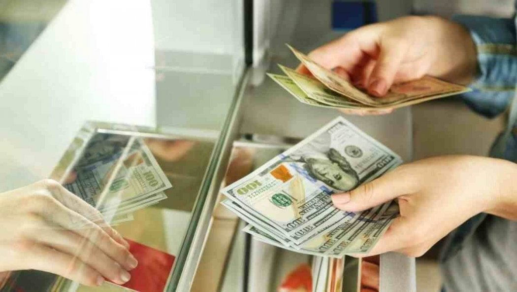 Изменен режим работы банков и обменников в Казахстане 