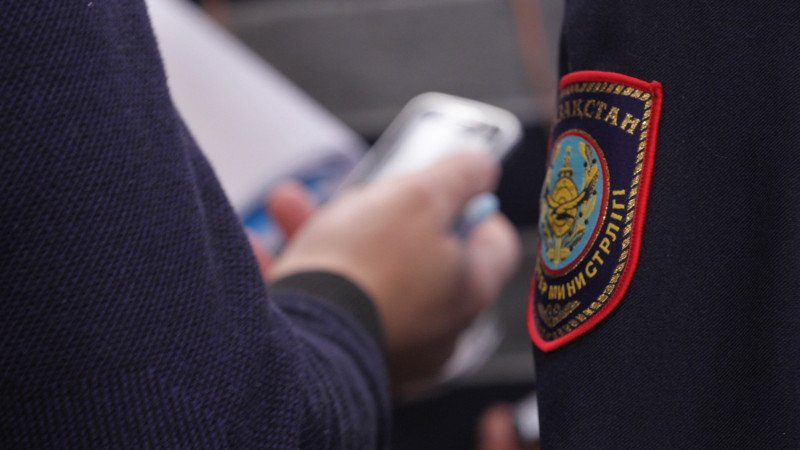 Полицейских осудили за кражу смартфона у покойника в Жезказгане