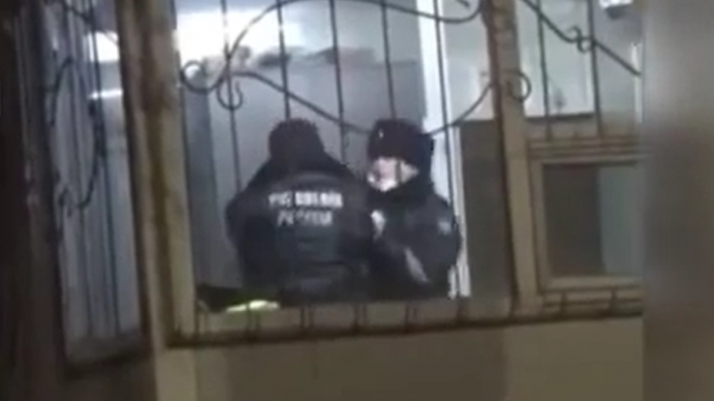 В Шымкенте полицейских уволили за драку на прямо на посту