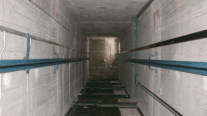 В гостинице Павлодара мужчина упал в шахту лифта с четвертого этажа