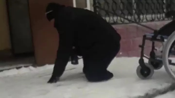 Видео с ползущим по ступенькам почты инвалидом возмутило казахстанцев 