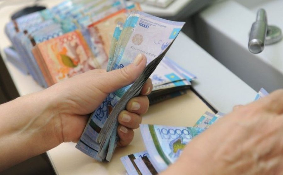 Кто получает самую низкую зарплату в Казахстане