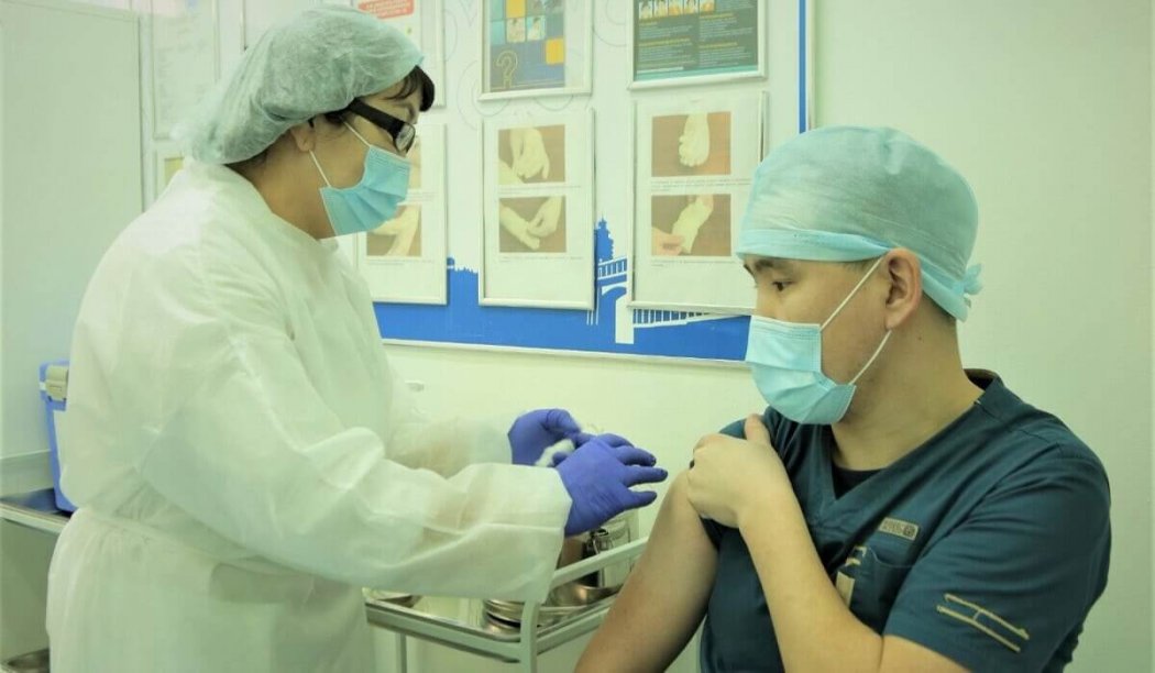 Более 700 медработников получили вакцину от коронавируса в Нур-Султане