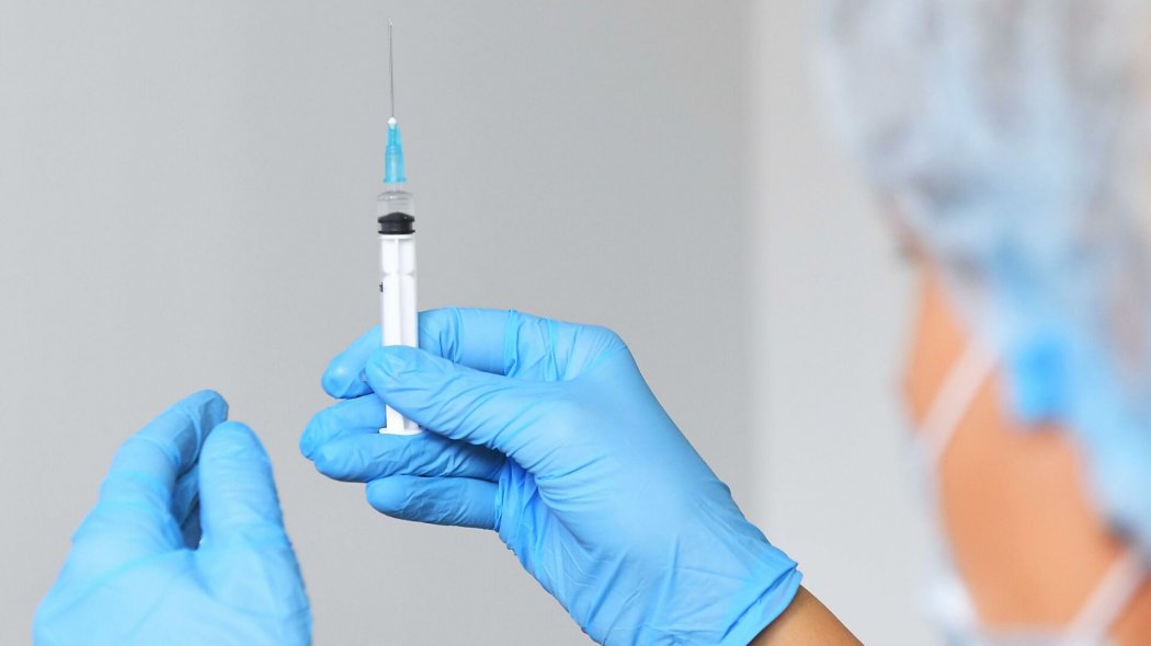 900 медработников вакцинировали от коронавируса в Атырауской области 