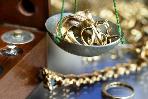 Золото на 1,25 млн тенге похитила кассирша из ломбарда в Алматинской области 