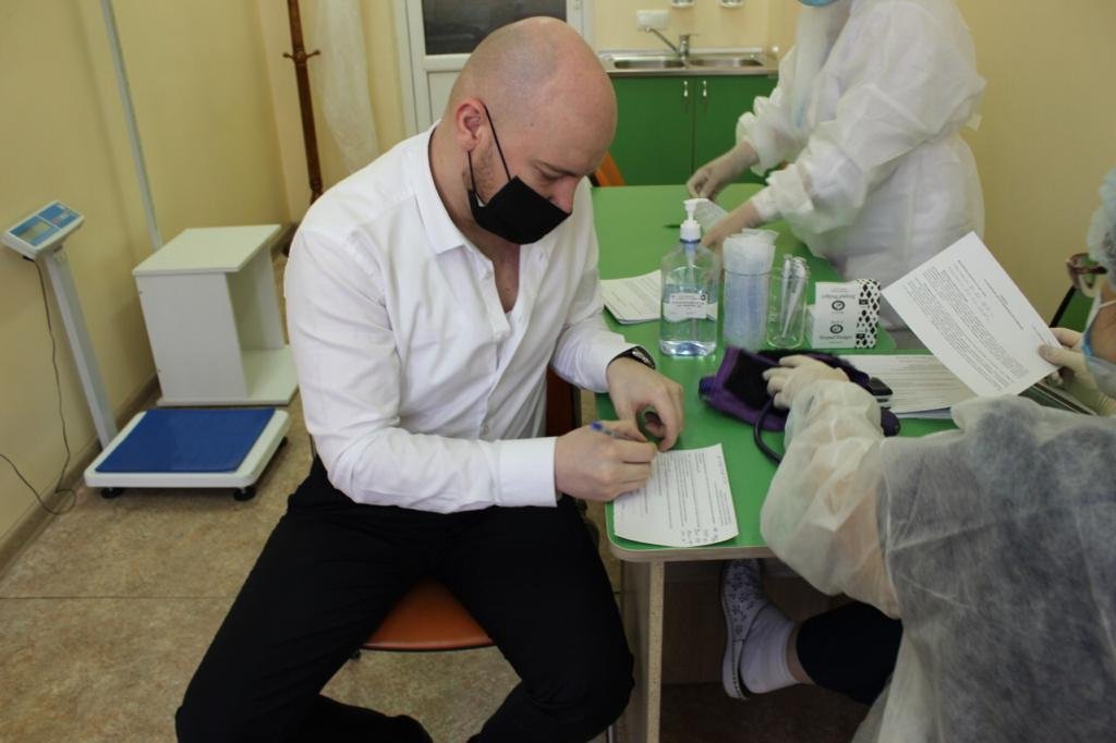 Алматинские депутаты маслихата вакцинировались от COVID-19