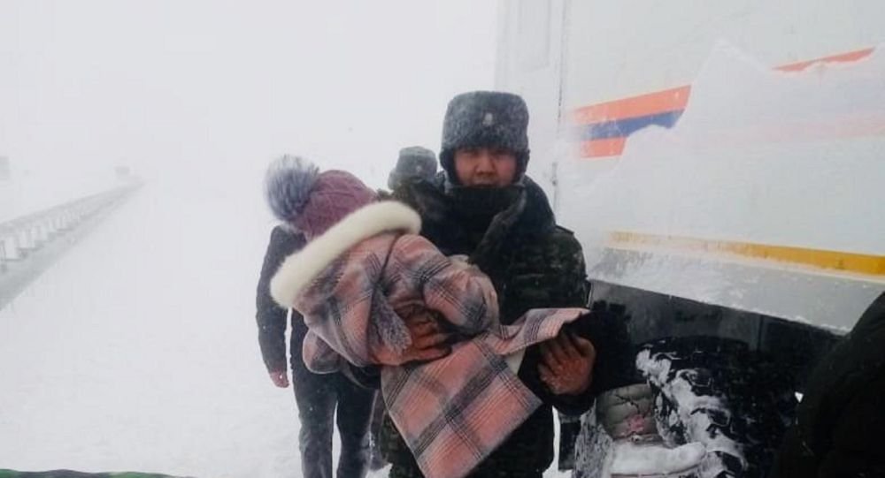 В Казахстане за сутки из снежных заносов эвакуированы почти 300 человек