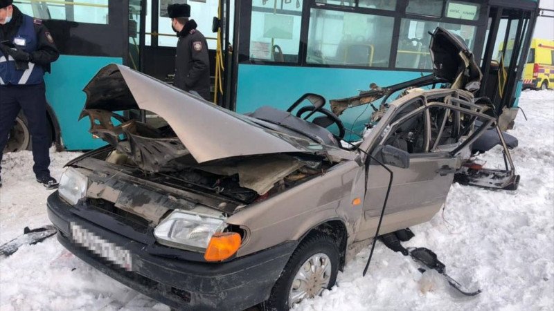 Қарағандыда автокөлік пен автобус соқтығысты: бір адам қаза тапты