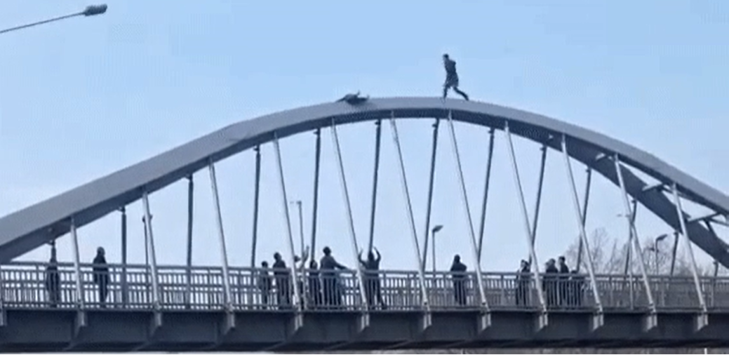"Человек-паук" из Алматы рассказал о спасении мужчины на мосту