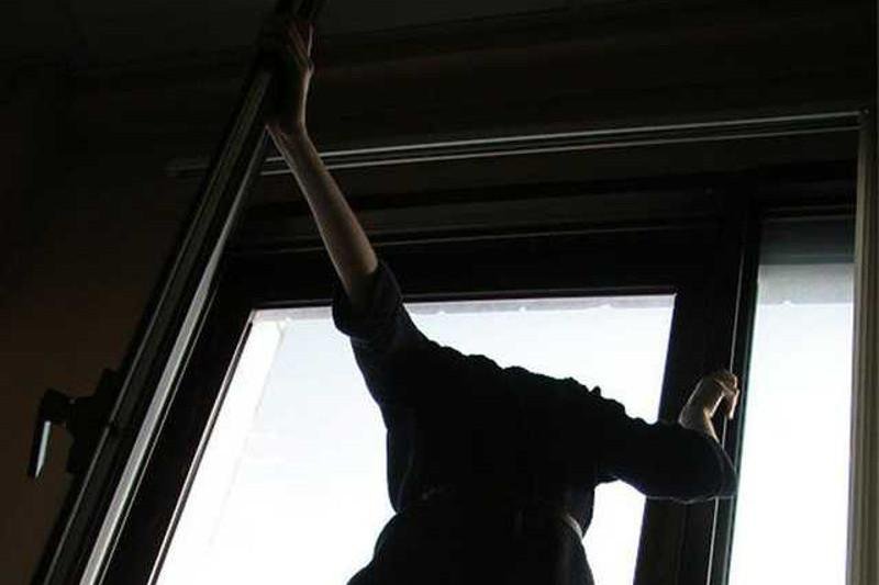 Қызылордада 21 жастағы қыз балконнан секіріп кетті
