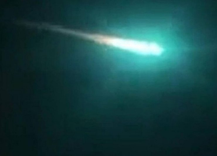 В соцсетях появилось загадочное видео светящегося объекта в небе на Таразом