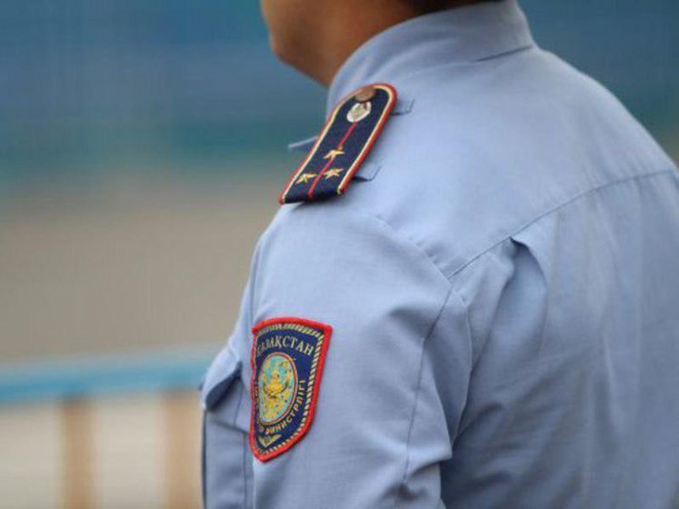 Участник ДТП кинулся на полицейских с ножом в Актобе 