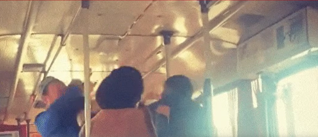 Желіде Петропавлда автобус жүргізушісі мен жолаушының төбелесі түсірілген видео тарады