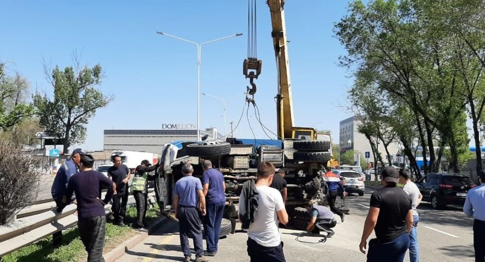 Пьяный водитель стал виновником крупного ДТП в Алматы