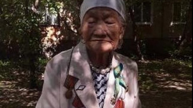 100-летнюю бабушку-ветерана исключили из списка из-за курения в ВКО
