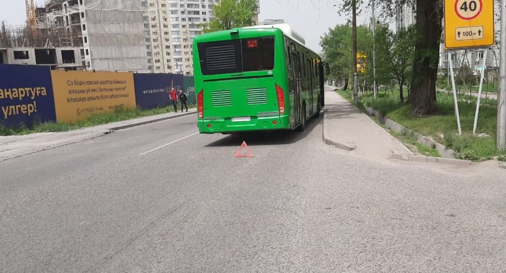Автобус на полном ходу сбил девушку в Алматы 