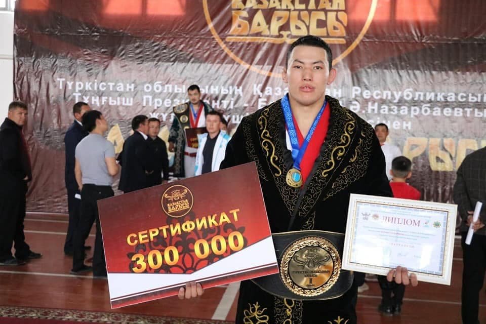 Борец города Туркестан Айдарбек Тохтарбек выиграл главный приз 