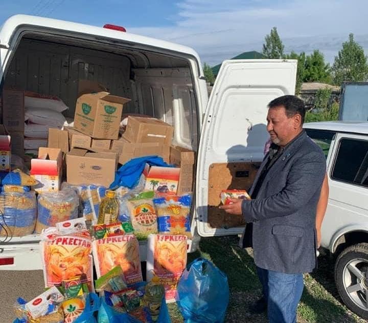 Туркестанские депутаты раздали продукты более 300 семьям