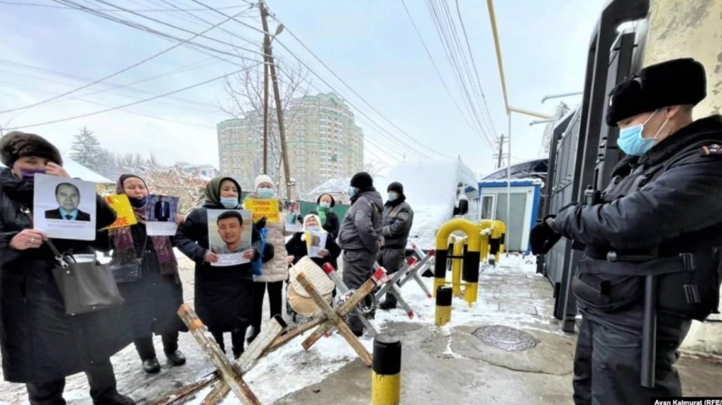 Алматыдағы Қытай консулдығына келген наразыларды полиция ұстады