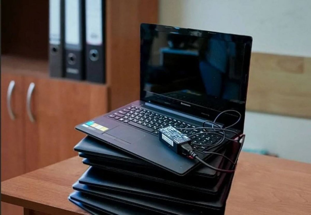 12 ноутбуков украл из компьютерного класса работник школы в Уральске