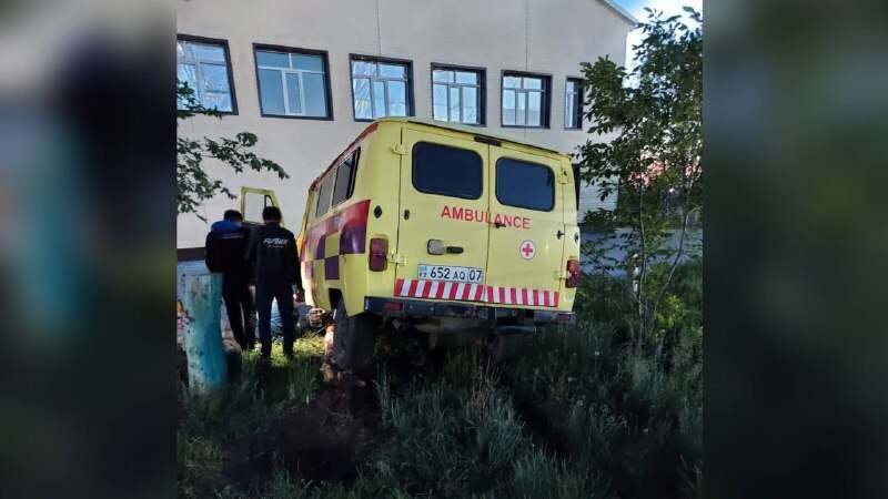 Пьяный житель ЗКО угнал карету скорой помощи и врезался в забор