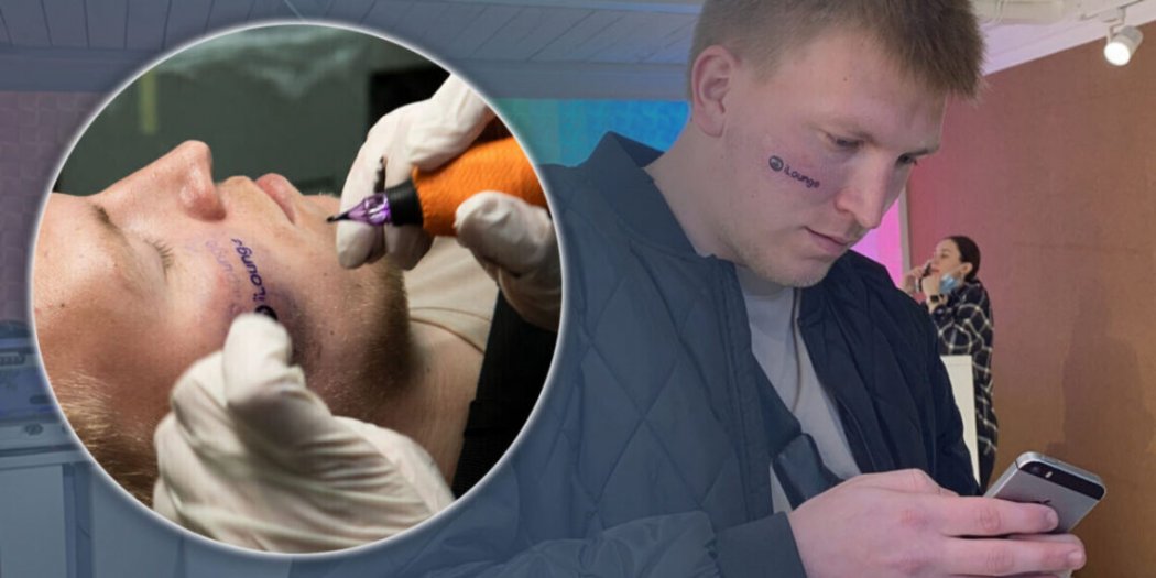 Ер адам тегін iPhone алу үшін бетіне өмір бойы өшпейтін татуировка жасатты